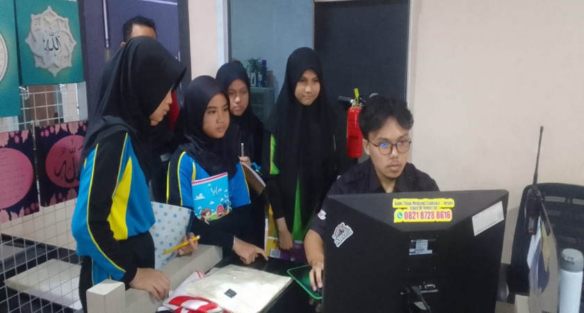 Kegiatan Inovasi Maker Space Classroom Dikbud Banggai : Peserta Didik SD Negeri 1 Luwuk belajar langsung di Kay Art Luwuk